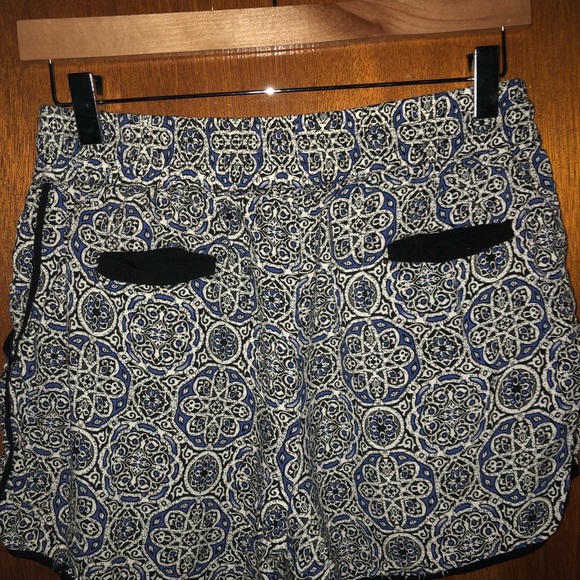 Patterned Elastic Soft Shorts - Picture 3 of 3